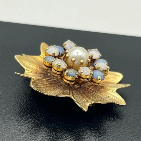 Gold tone blue rhinestone faux pearl flower brooch pin vintage - Picture 5 of 13